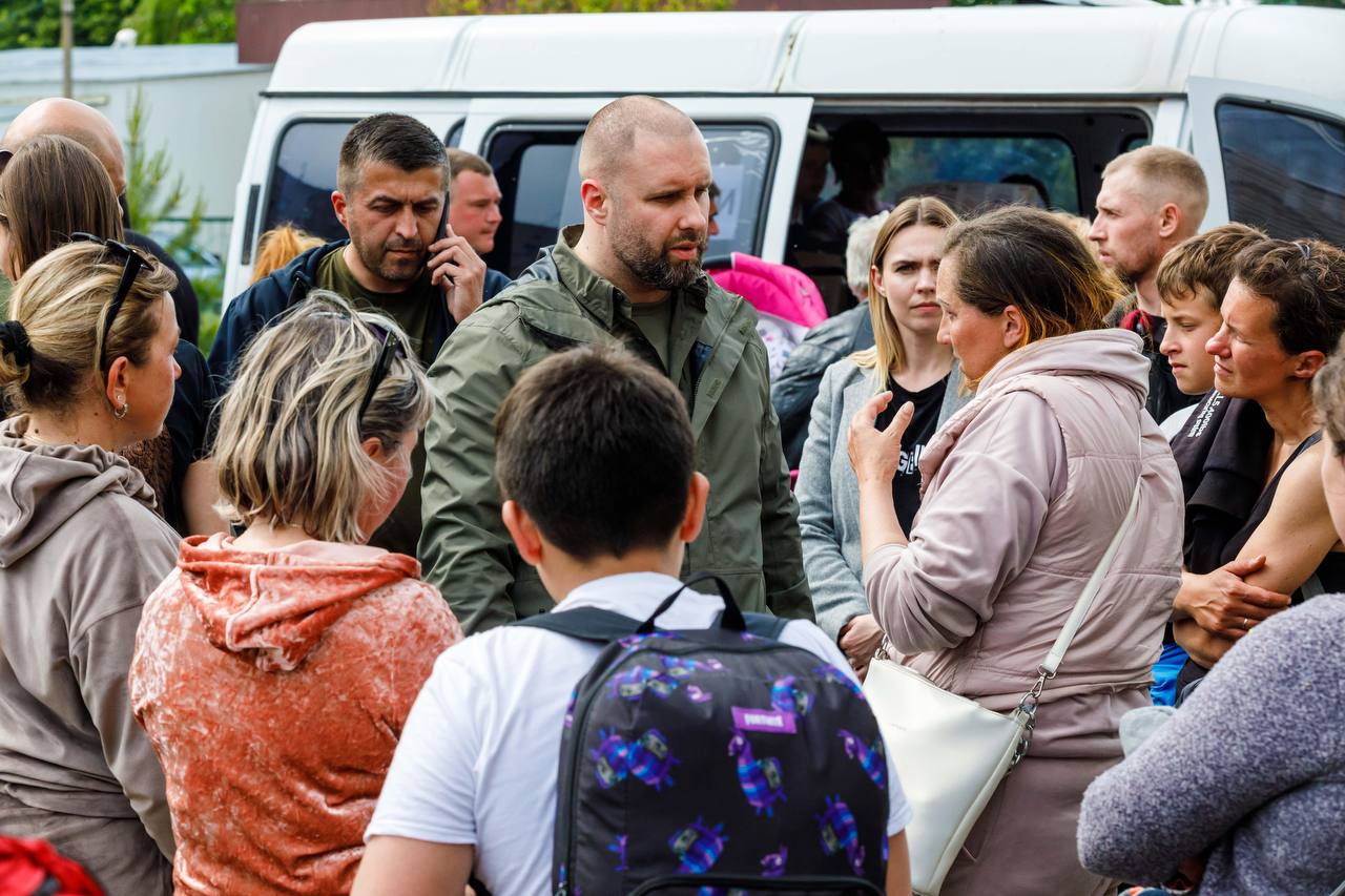 Голова ХОВА розмовляє з евакуйованими громадянами