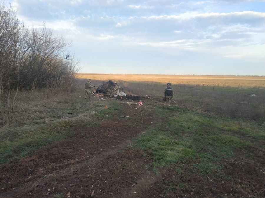 В Ізюмському районі на польовій дорозі автомобіль наїхав на вибуховий пристрій