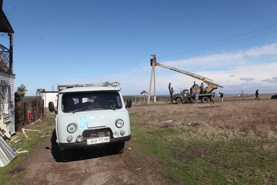 Харківська область, село Байрак. Харківобленерго відновлюють пошкоджену мережу