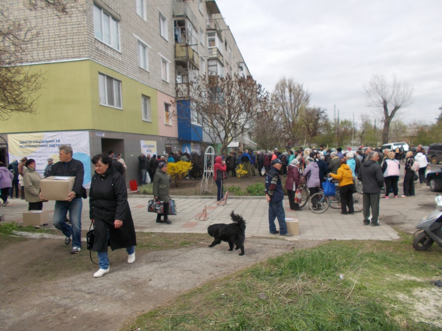 Деокупований Ізюм, Харківська область. видача гуманітарної допомоги 