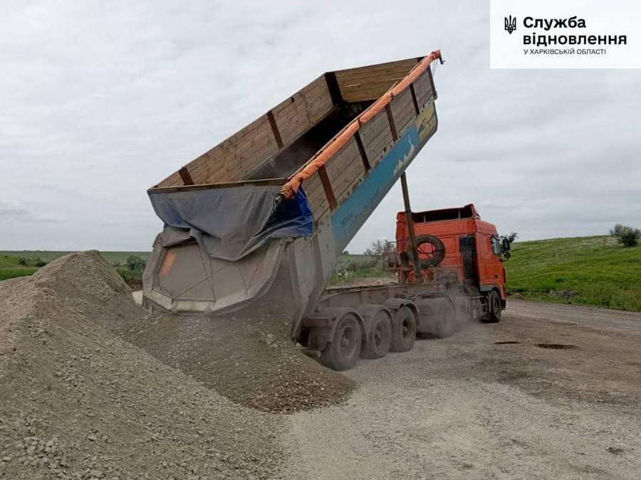 Харківщина, шляховики ремонтують зруйнований міст 