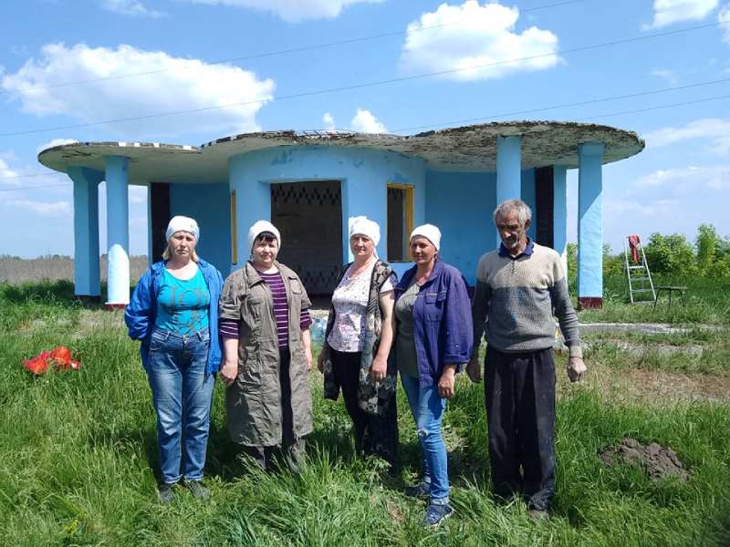 У Калиновецькому окрузі Золочівської громади розфарбували автобусну зупинку, Харківська область