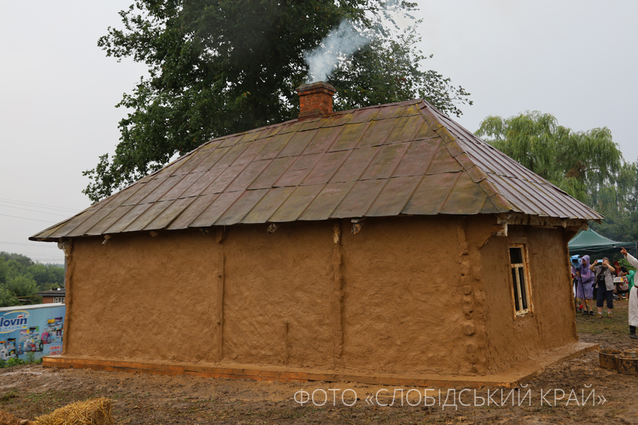 Завершене оздоблення фасаду хати-мазанки у селі Чернещина Краснокутської громади