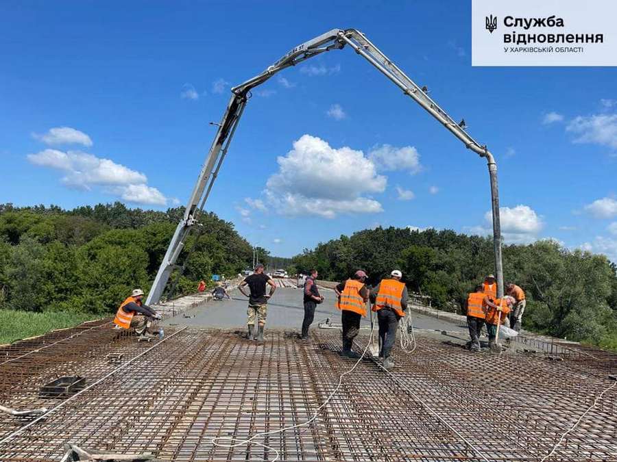 Харківська область, шляховики ремонтують міст. Липень 2023 р. 