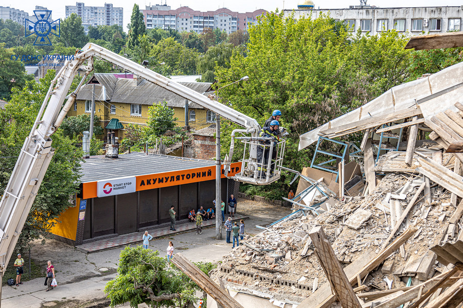 Харків. Розбір завалі на місцях влучань дронів-камікадзе 