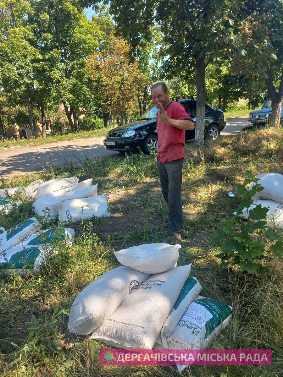 Гоптівка, Харківська область. Люди отримують корми для тварин 