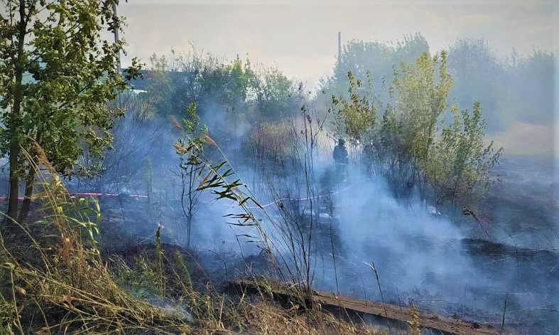 Вовчанськ, Харківська область. Ліквідація пожежі, яка виникла внаслідок обстрілів 