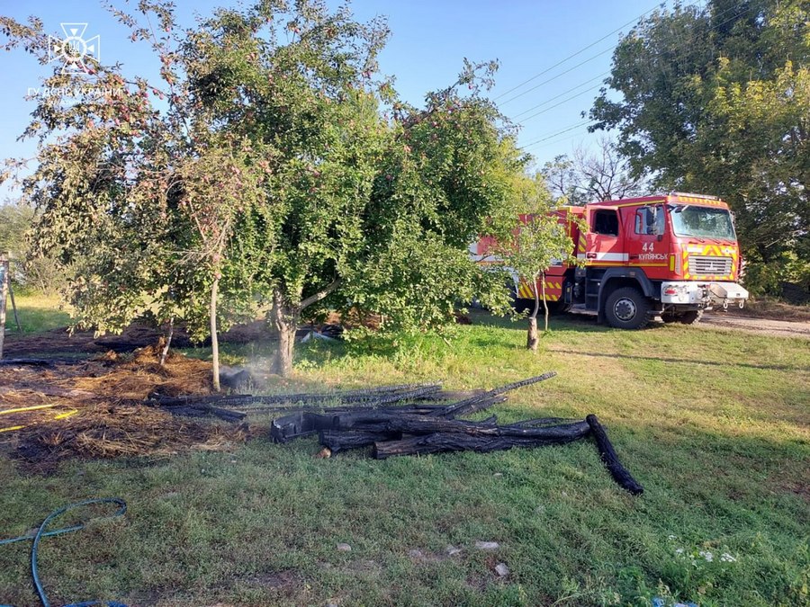 Рятувальники ліквідують пожежу у селі Кутьківка Дворічанської громади Харківської області