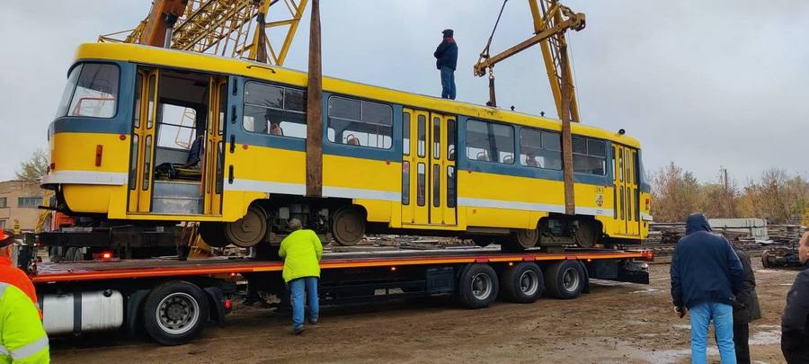 Трамвай з Пльзеня розвантажують у Харкові 