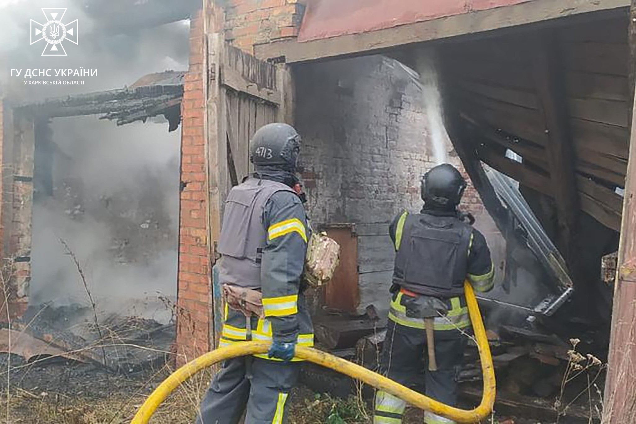 У місті Вовчанськ внаслідок ворожого обстрілу загорілася ветеринарна лабораторія