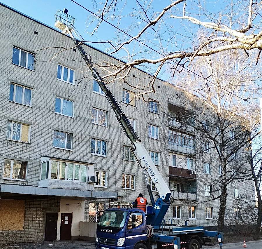 КП «Харківжитлобуд» зашиває вікна, вибиті вночі 11 березня 