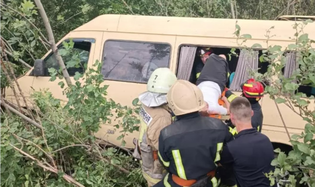 У Харкові сталася смертельна ДТП, маршрутка вилетіла у кювет