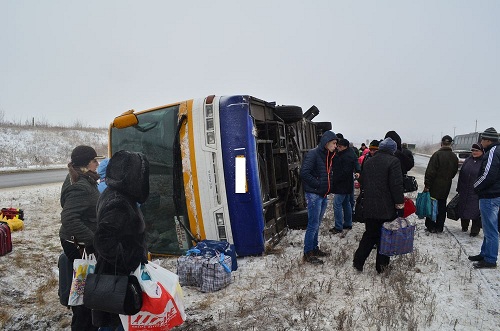 У районі Чугуєва 43-річний водій не впорався з керуванням і з'їхав на узбіччя, після чого машина перекинулася на правий бік.