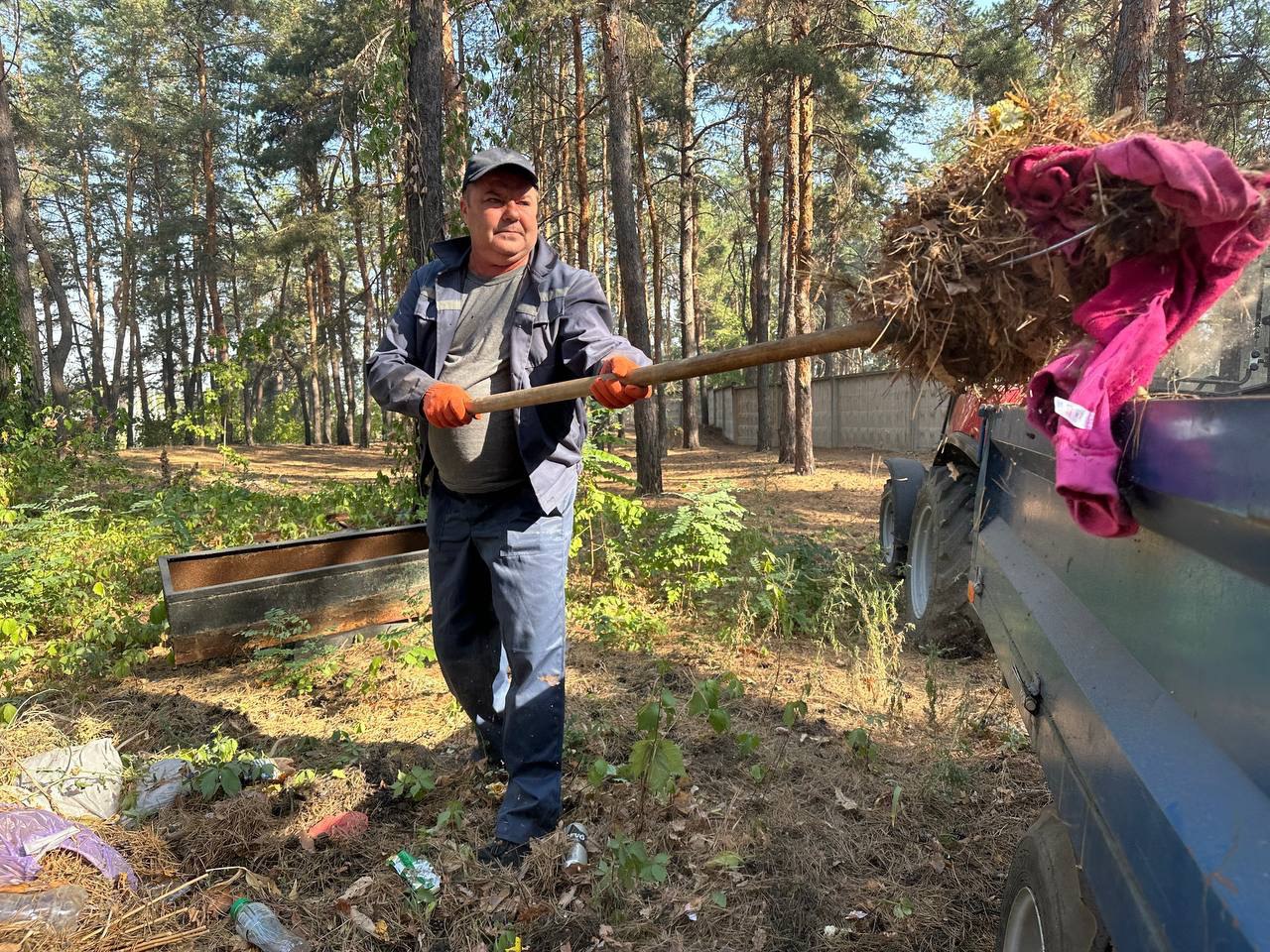 Прибирання на кладовищах у Харкові