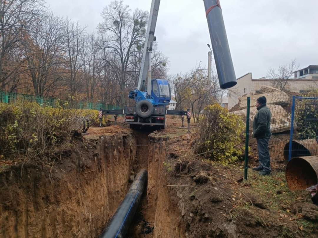 Водовід на вулиці Космонавтів у Харкові відновлюють після обстрілів