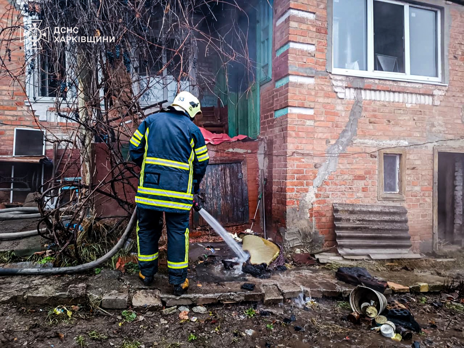 Дергачі, рятувальник гасить пожежу