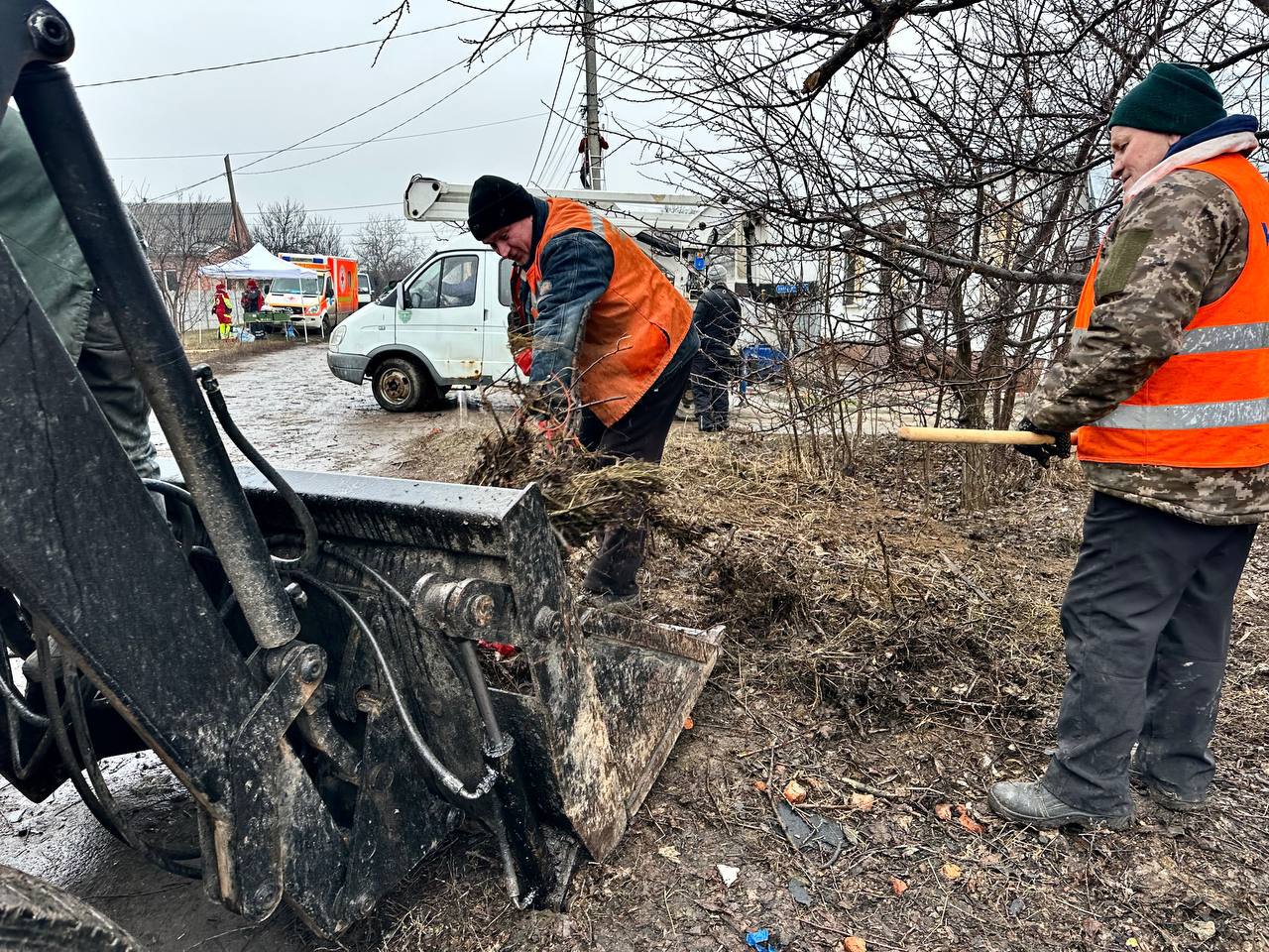 Харків, комунальники ліквідовують наслідки обстрілу