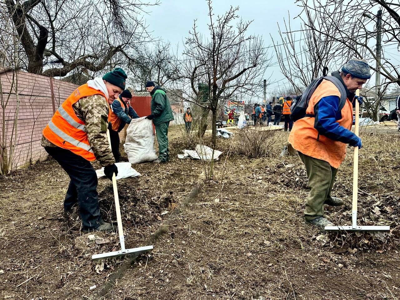 Харків, комунальники прибирають після обстрілу