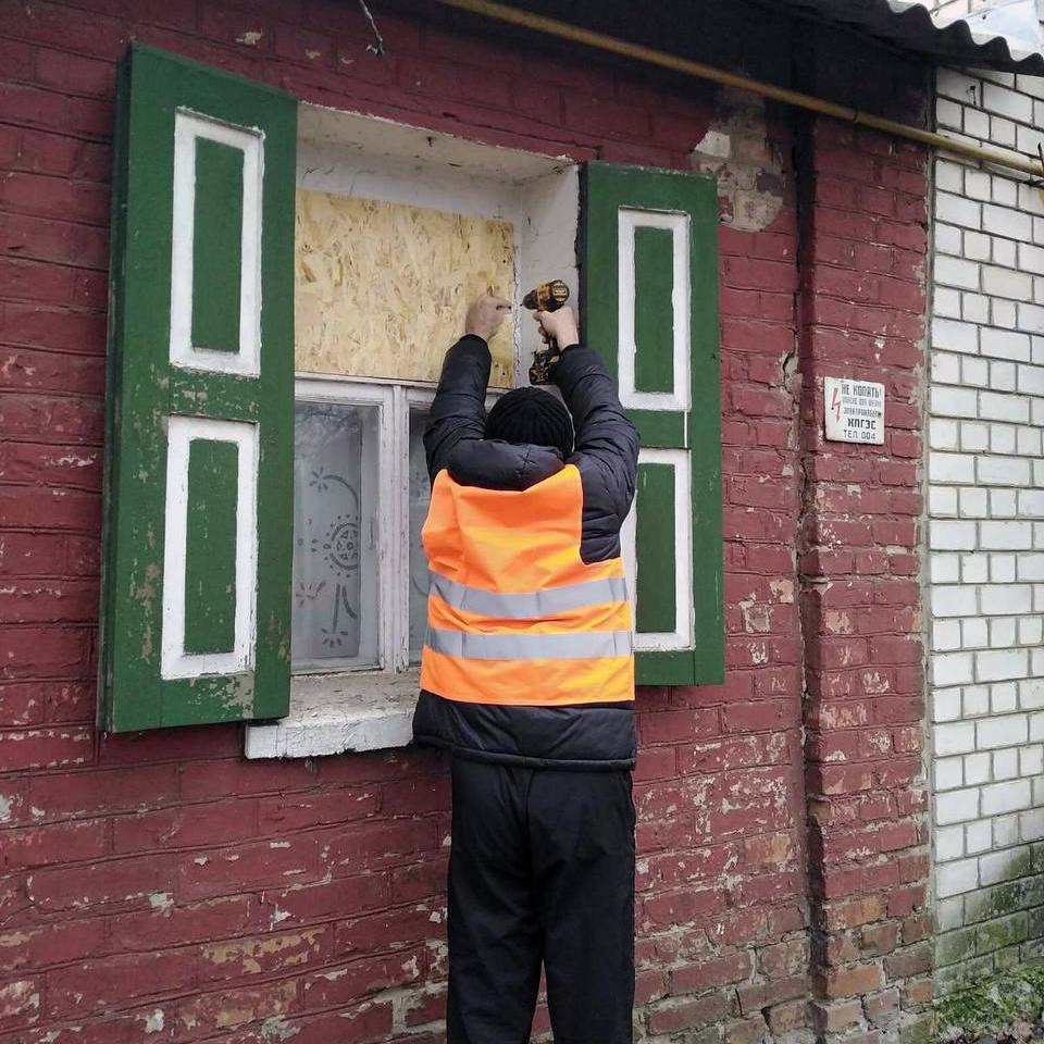 Харків, комунальники закривають пошкоджені контури будівель