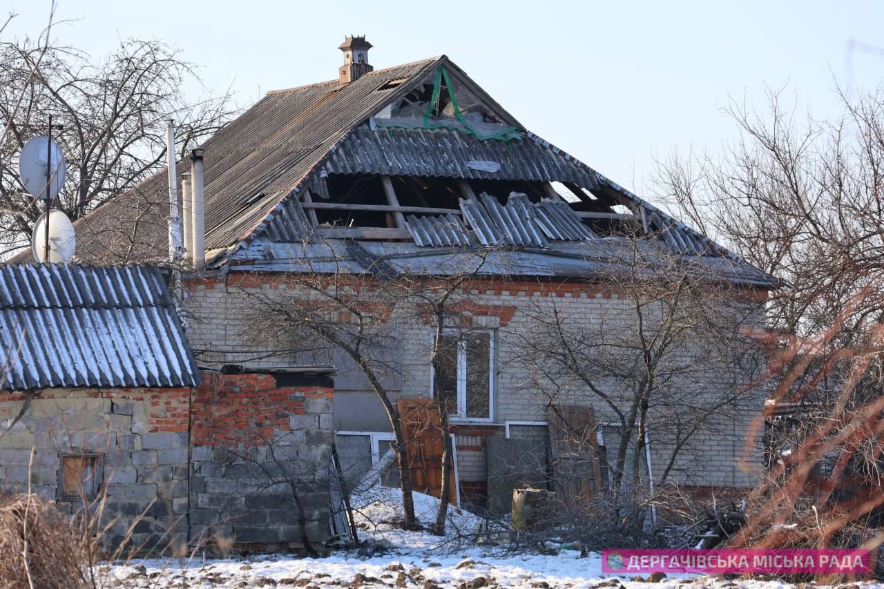 Пошкоджений будинок у місті Дергачі, 24 лютого