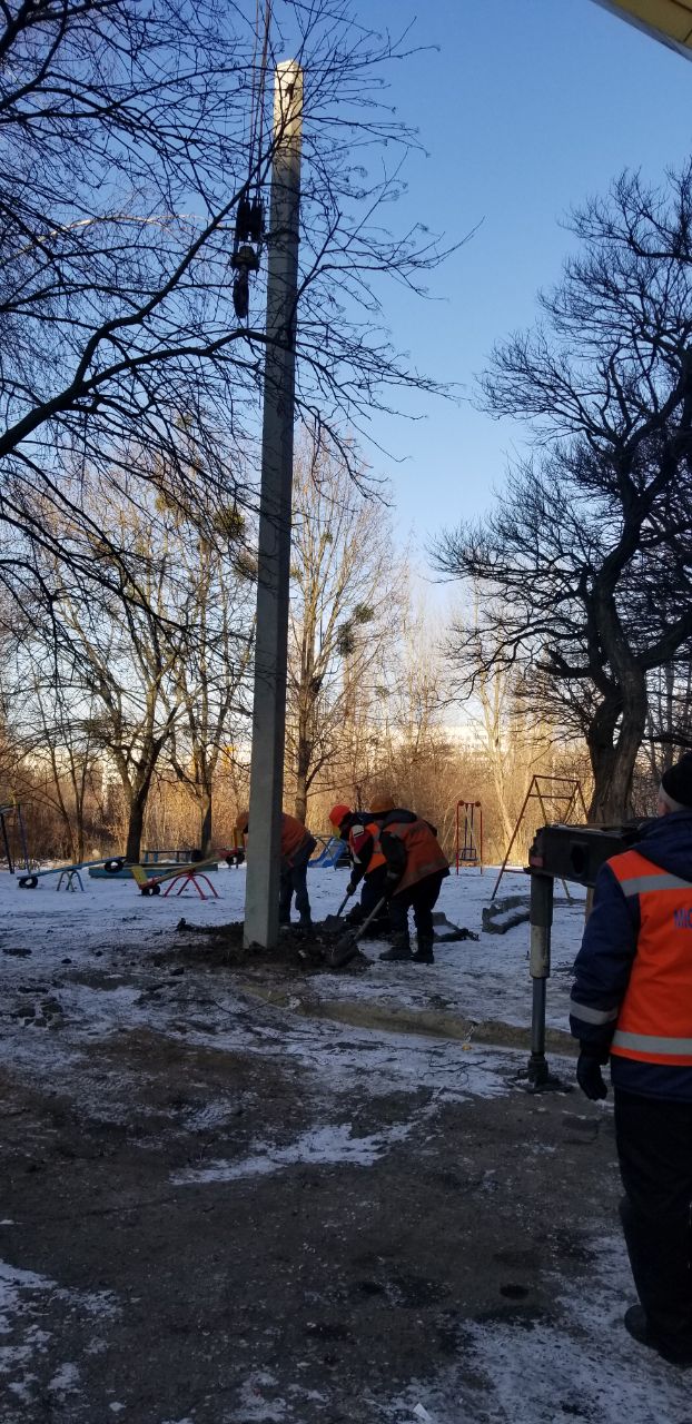 Комунальники відновлюють освітлення