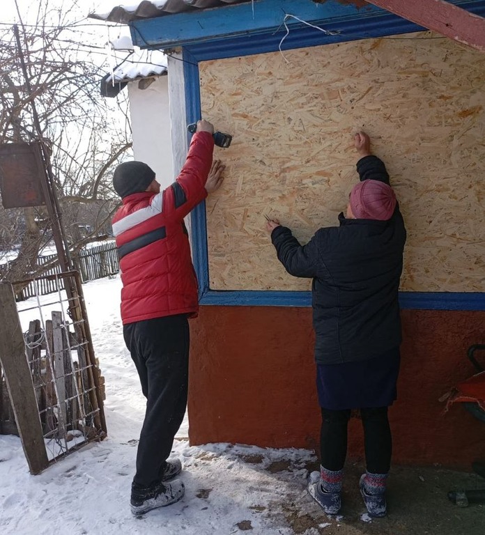 жителі Довжанки забивають пошкоджені вікна