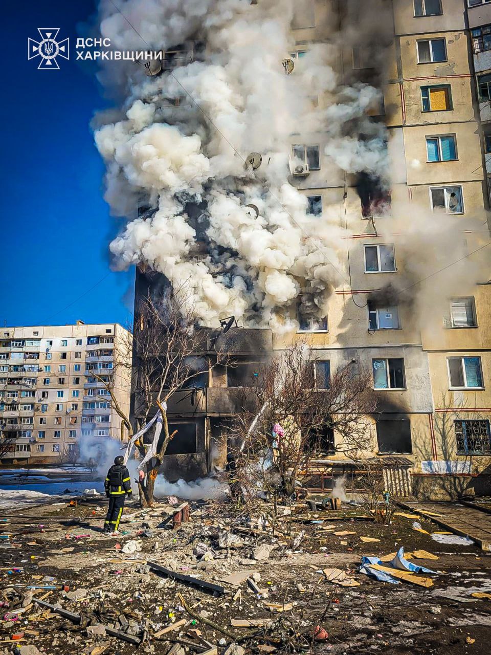 На Харківщині після ворожого удару спалахнула багатоповерхівка