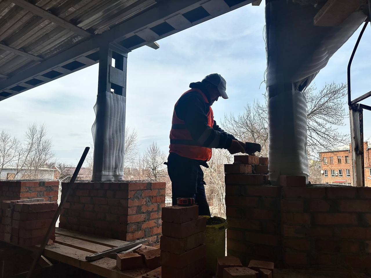 Триває відновлення зруйнованого багатоквартирного будинку