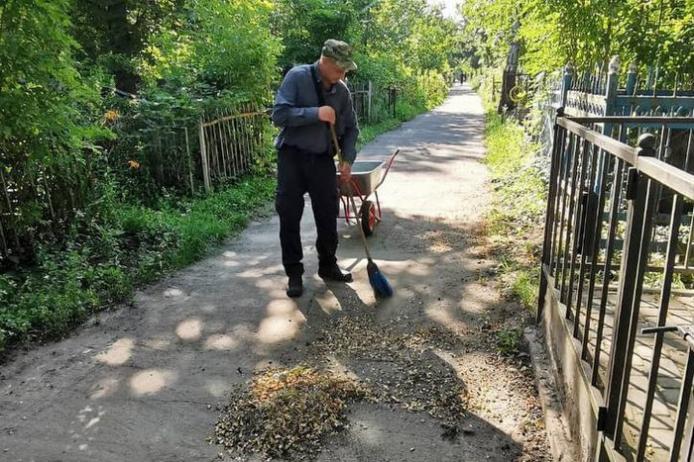 Кладовища у Харкові прибирають від сміття / Фото: Харківська міська рада